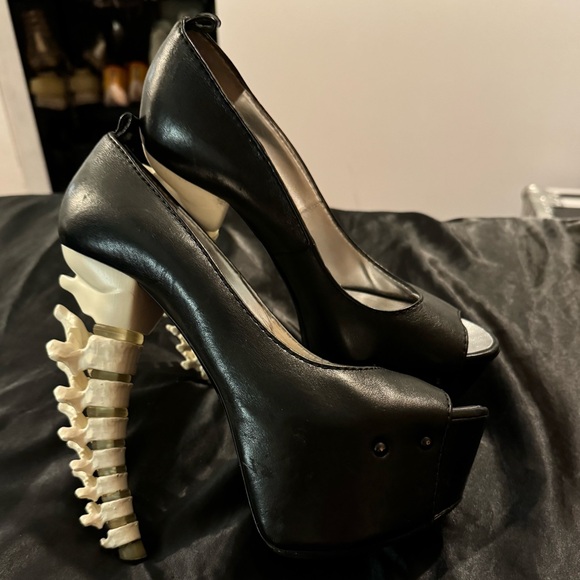 DSQUARED2 Fall 2010 RTW Spine Heels - Picture 6 of 10